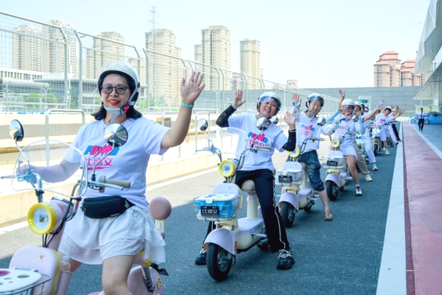 跨界联手，比德文电动车携手V1汽车世界闪耀夏日狂欢节！(图3)