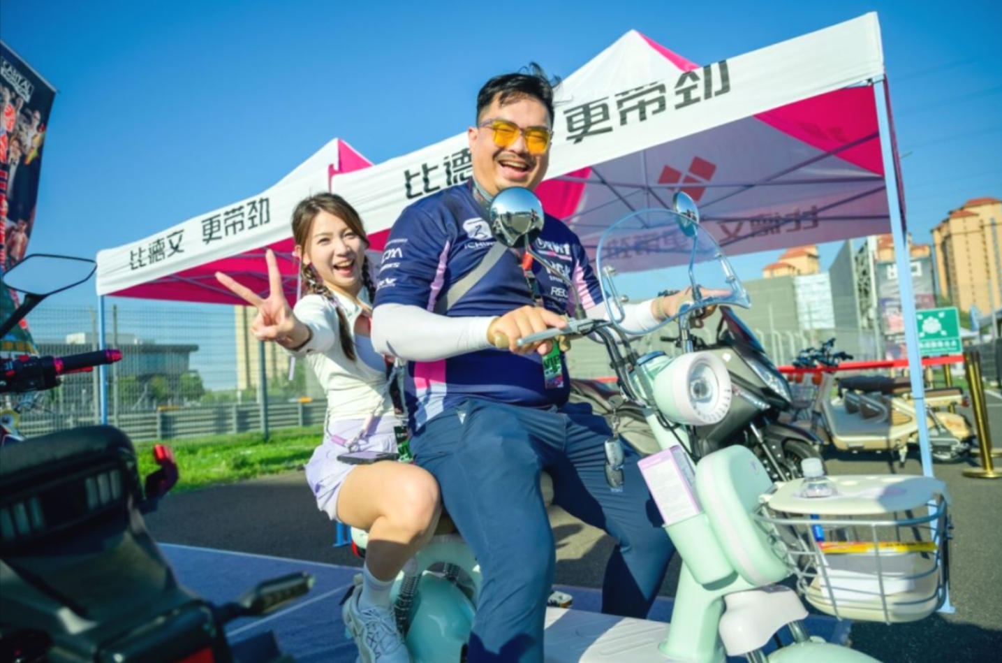 跨界联手，比德文电动车携手V1汽车世界闪耀夏日狂欢节！(图2)